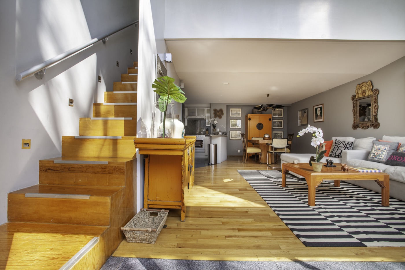 Peaceful Townhouse — staircase